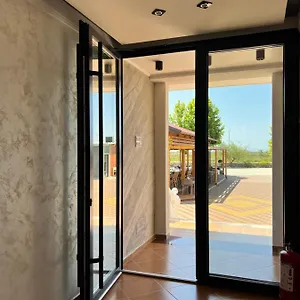 2* Hotel Kamberi &